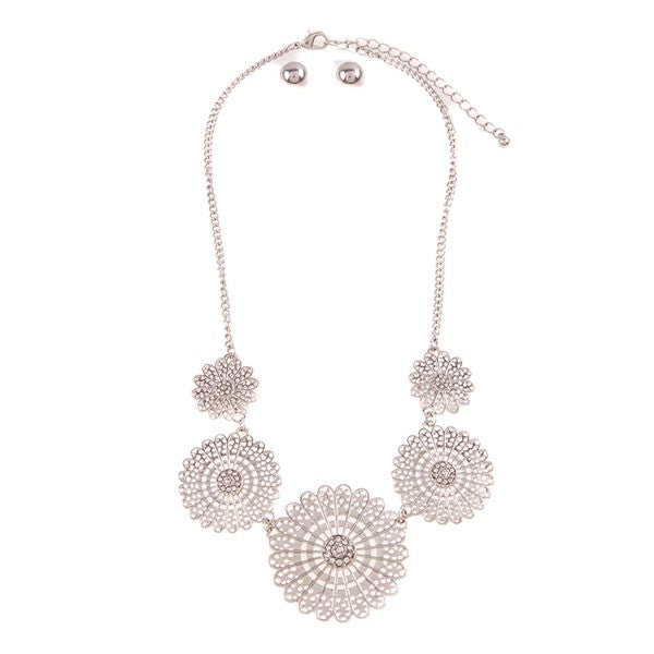 BELLA CHIC Vintage Metal Flower Necklace