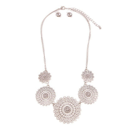 BELLA CHIC Vintage Metal Flower Necklace