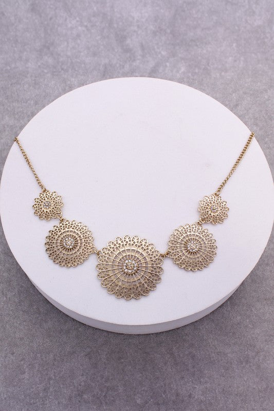 BELLA CHIC Vintage Metal Flower Necklace