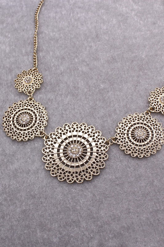 BELLA CHIC Vintage Metal Flower Necklace