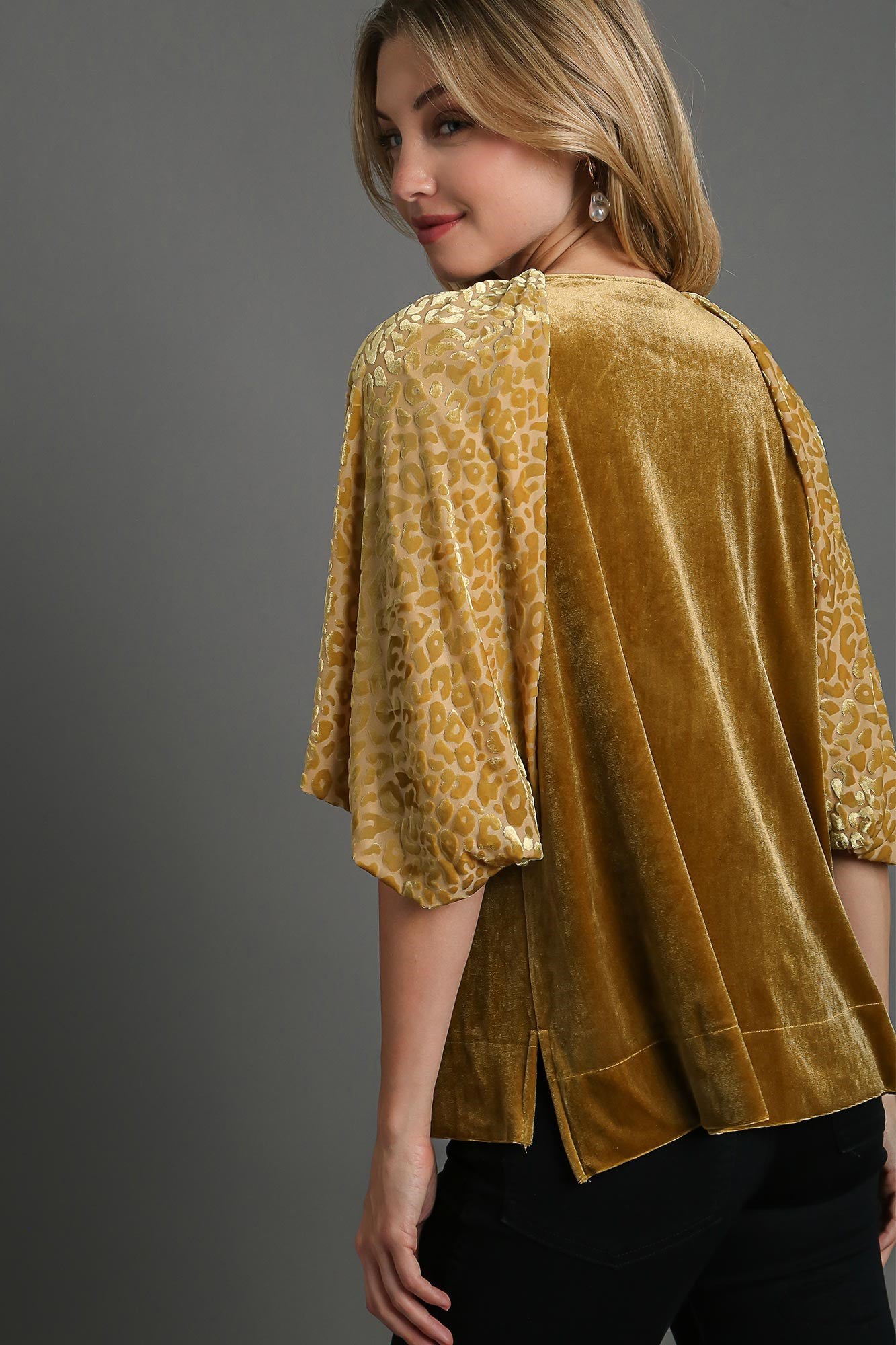 Umgee Round Women's Mustard Leopard Balloon Sleeve Velvet Top