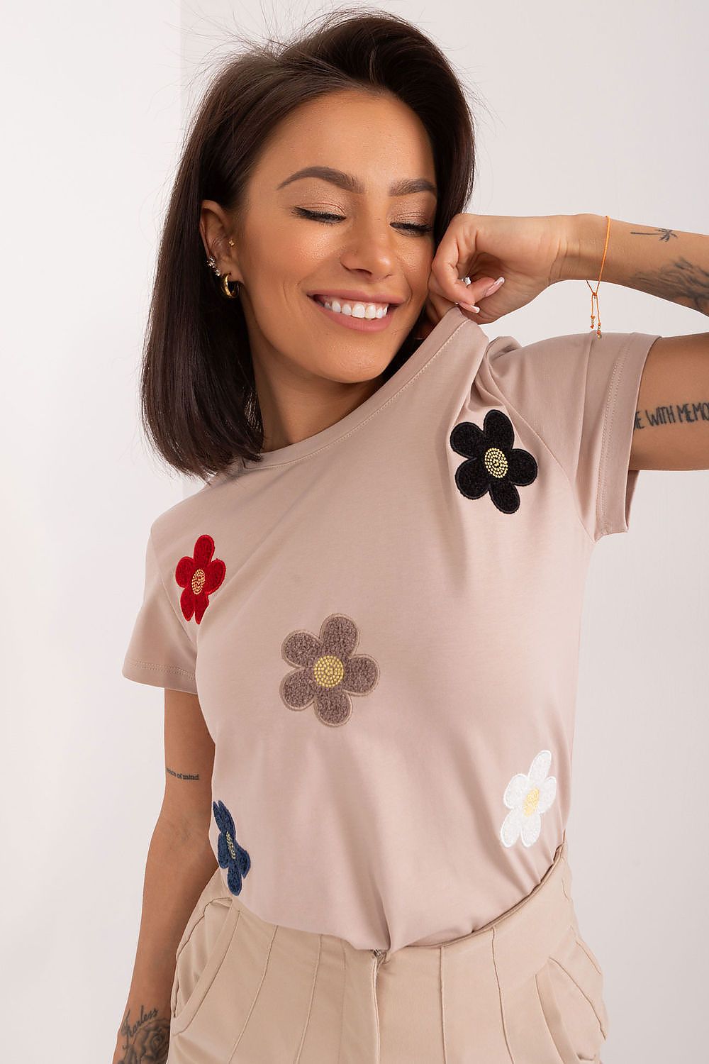 BFG Women's European Casual Short Sleeves Top with Sewn-on Flowers