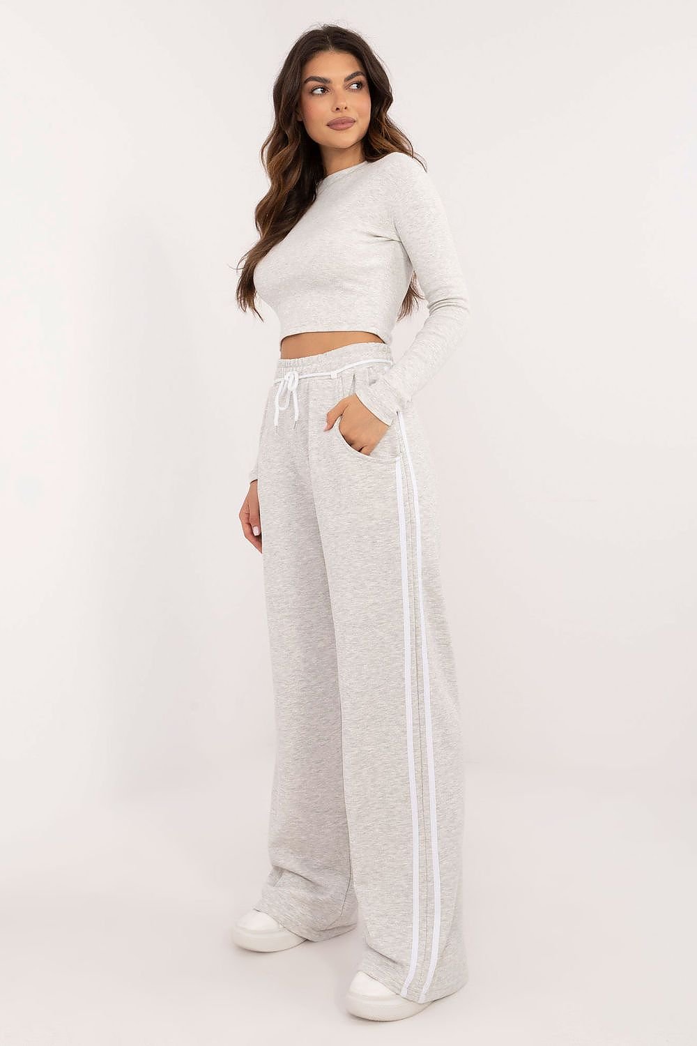 Factory Price Women's 2 Piece European Casual Clothing Set with Long Sleeves Cropped Top & Drawstring Waist Pants