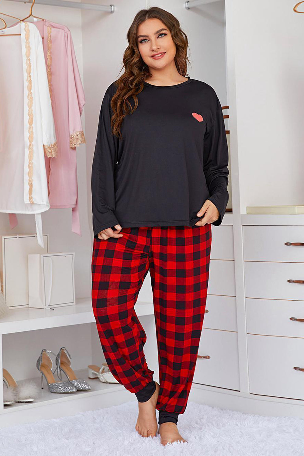 H2J Women's Plus Size Heart Graphic Top and Plaid Joggers Lounge Set