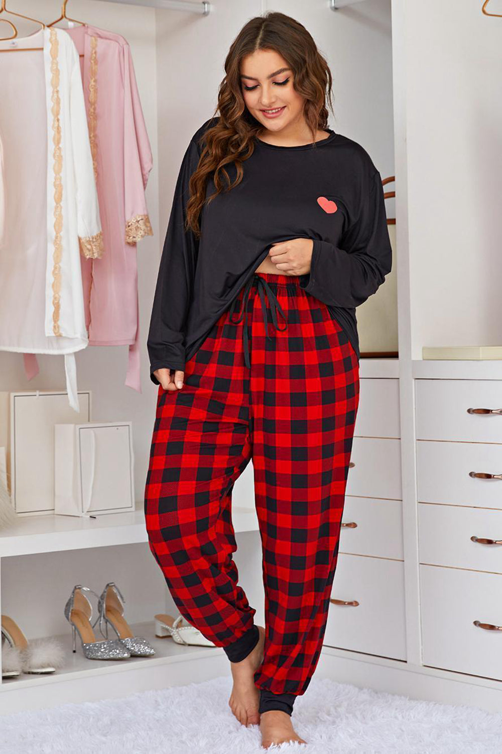 H2J Women's Plus Size Heart Graphic Top and Plaid Joggers Lounge Set