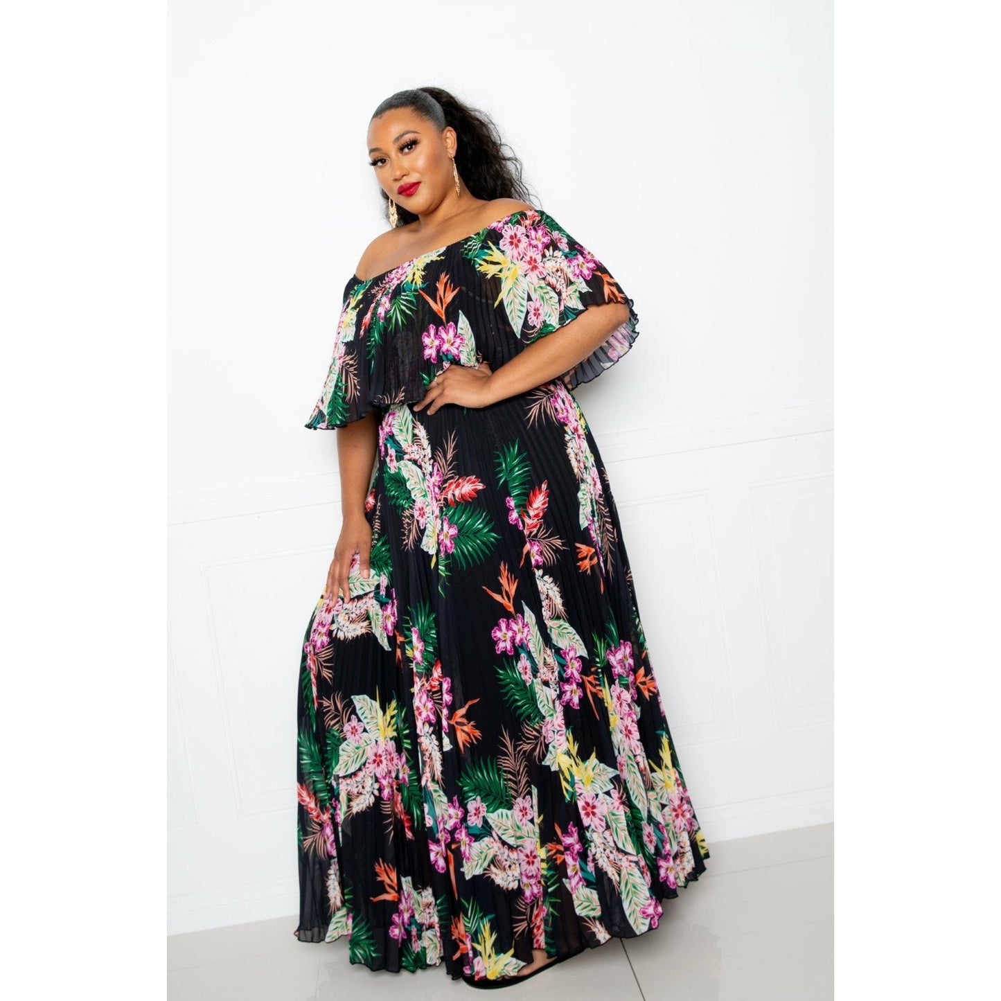 Robe longue plissée à imprimé tropical et épaules dénudées