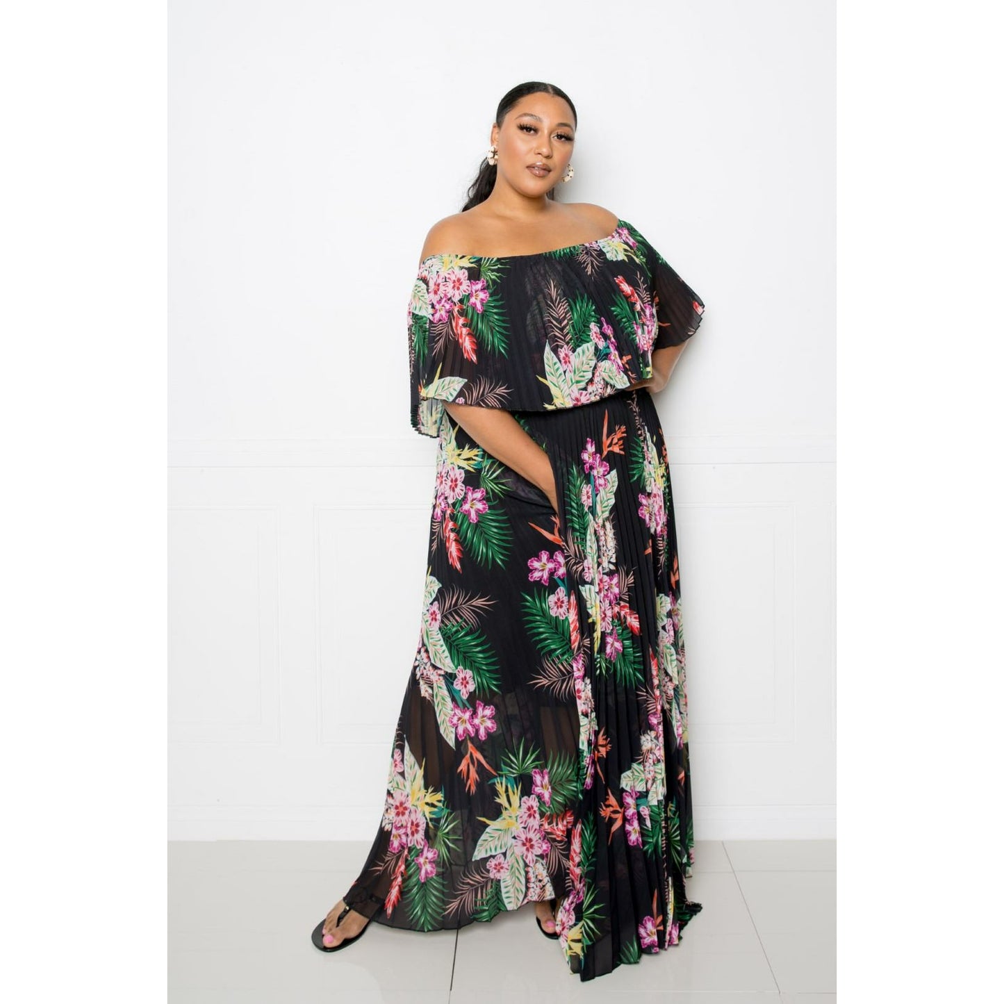 Robe longue plissée à imprimé tropical et épaules dénudées