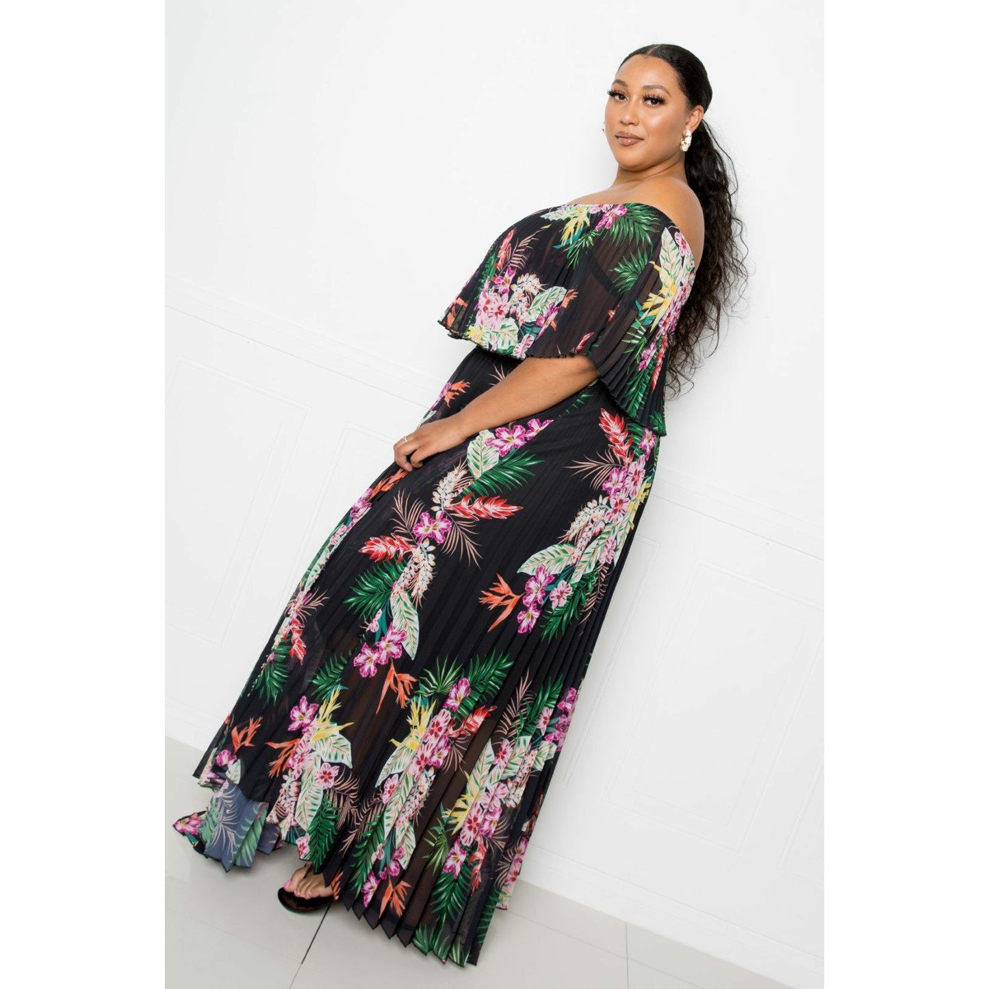 Robe longue plissée à imprimé tropical et épaules dénudées