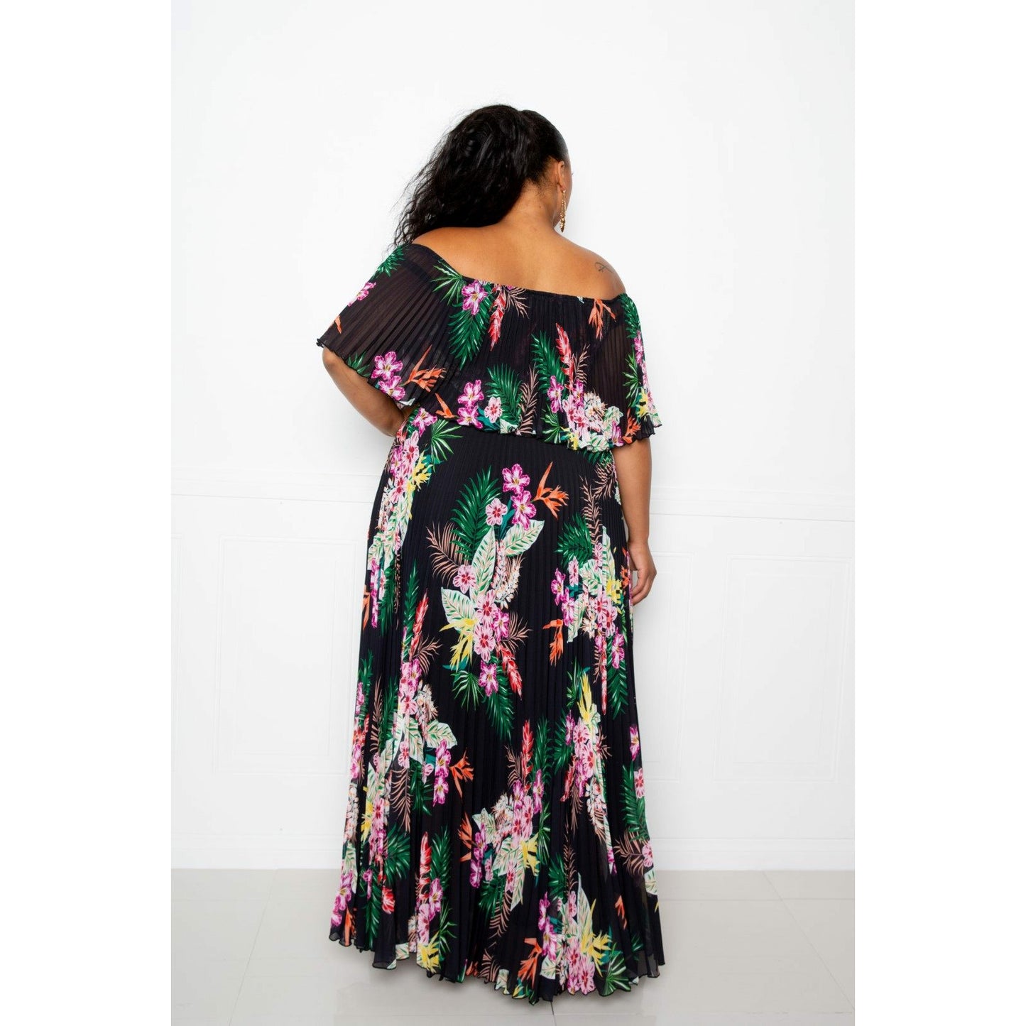 Robe longue plissée à imprimé tropical et épaules dénudées